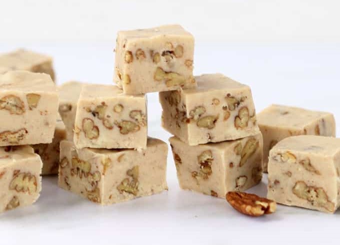 Lee más sobre el artículo Fudge de maple blanco praliné